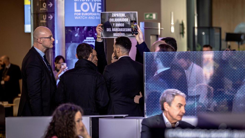 Los eurodiputados de Vox Jorge Buxadé y Hermann Tertsch han intentado este jueves boicotear la intervención del expresidente del Gobierno José Luis Rodríguez Zapatero en un foro de Igualdad en el Parlamento Europeo.