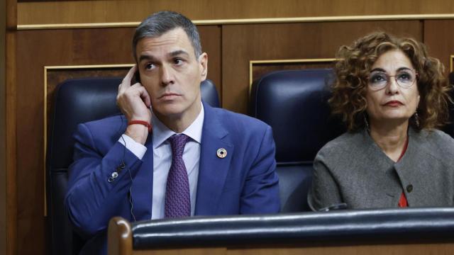 El presidente del Gobierno, Pedro Sánchez, y la vicepresidenta primera, María Jesús Montero (d), este miércoles en el Congreso.