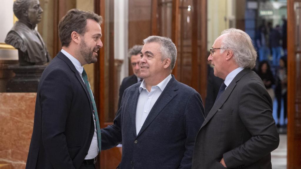 Juanfran Serrano (i) junto a Santos Cerdán (c) en el Congreso de los Diputados.