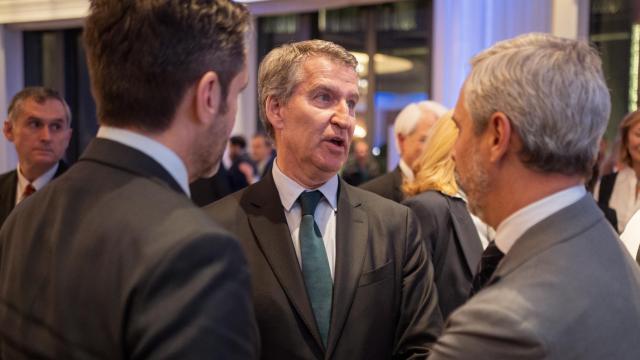 Alberto Núñez Feijóo, presidente del PP, charla con Juan Bravo y Borja Sémper, vicesecretarios de Economía y de Cultura, en  la fiesta de Los Leones de EL ESPAÑOL.