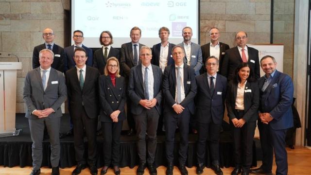 Firma de la alianza para el Corredor de Hidrógeno del suroeste H2med por representantes de las empresas Moeve, DH2, thyssenkrupp nucera, Elyse energy, HDF, Hynamics, QAIR, SEFE, SHS-Stahl-Holding-Saar y Copenhagen Infrastructure Partners  -compañías energéticas y tecnológicas- y Enagas, GRTgaz, OGE, REN y Teréga -promotores del H2med