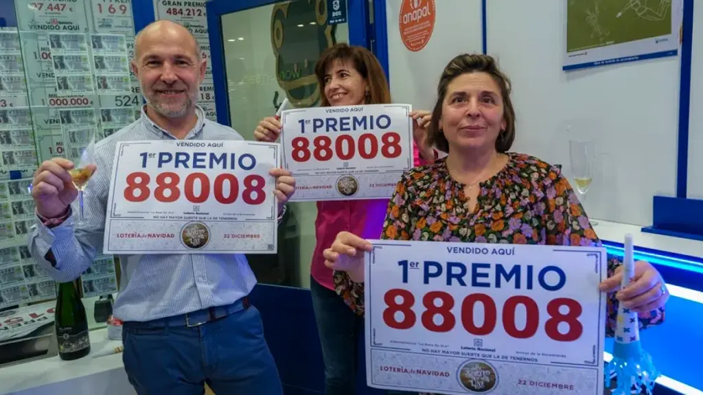 Personas celebrando el primer premio de la Lotería de Navidad.