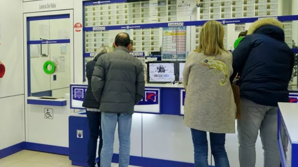 Gente comprando lotería en una administración.