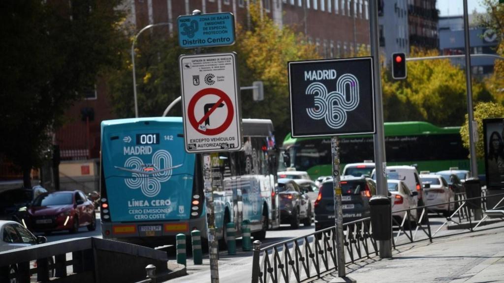 Un cartel indica la zona de bajas emisiones 360 del Distrito Centro.