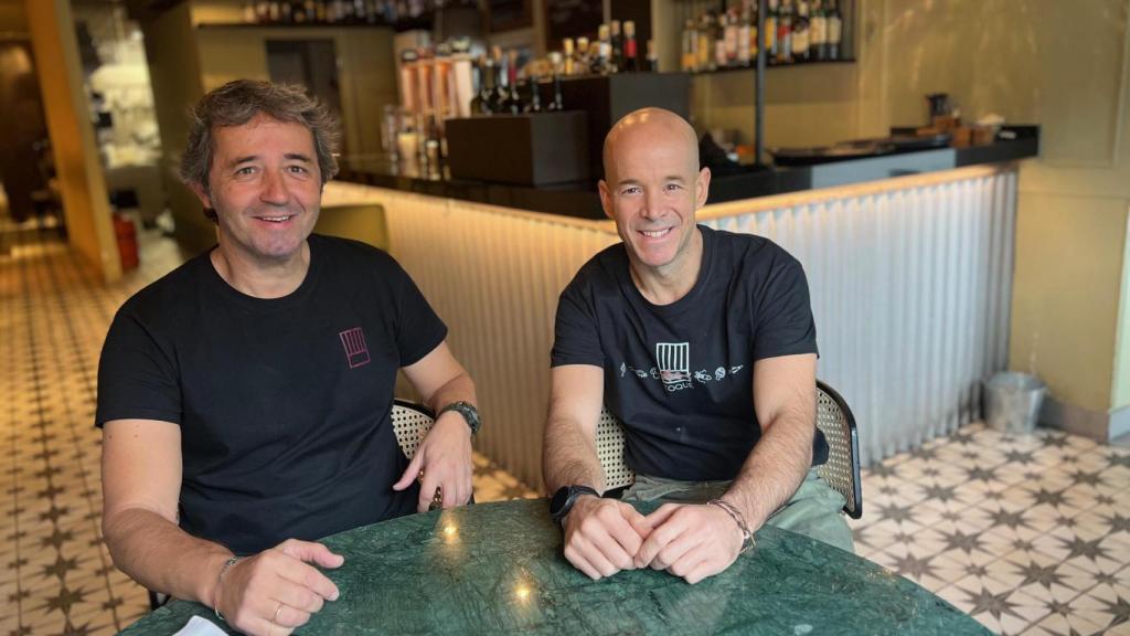 Lucas Vega (derecha) y José Antonio Hinojal (izquierda) en su restaurante El Toque en Majadahonda.