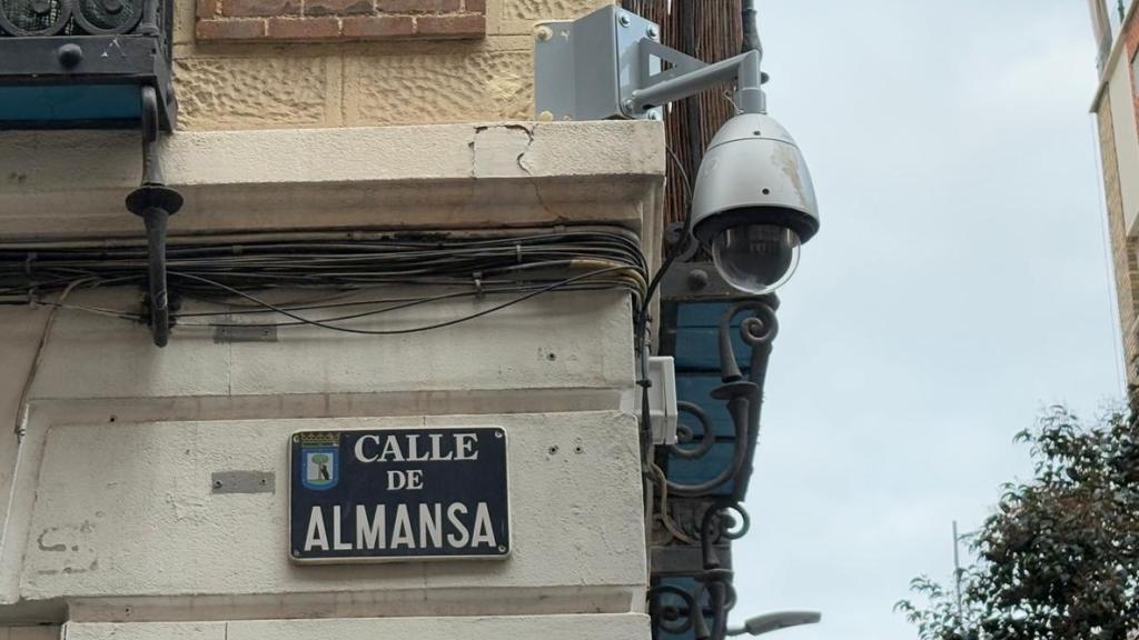 La cámara de vigilancia de la calle Topete con Almansa.