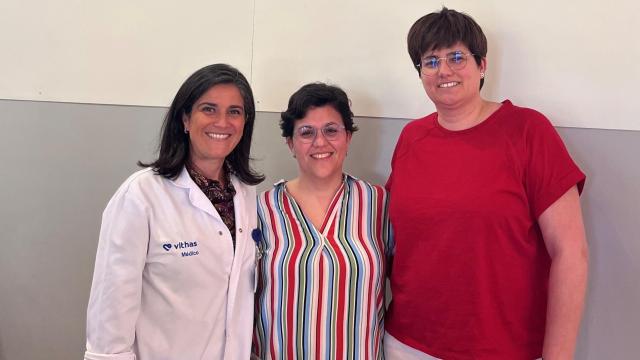 Almudena Navarro, en el centro, junto a su ginecóloga y su pareja Pilar.