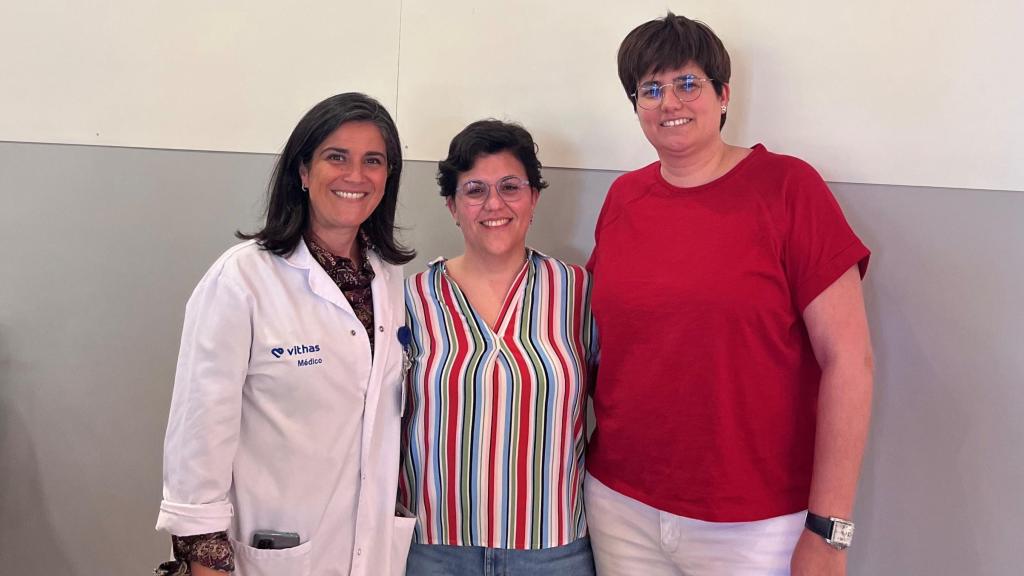 Almudena Navarro, en el centro, junto a su ginecóloga y su pareja Pilar.