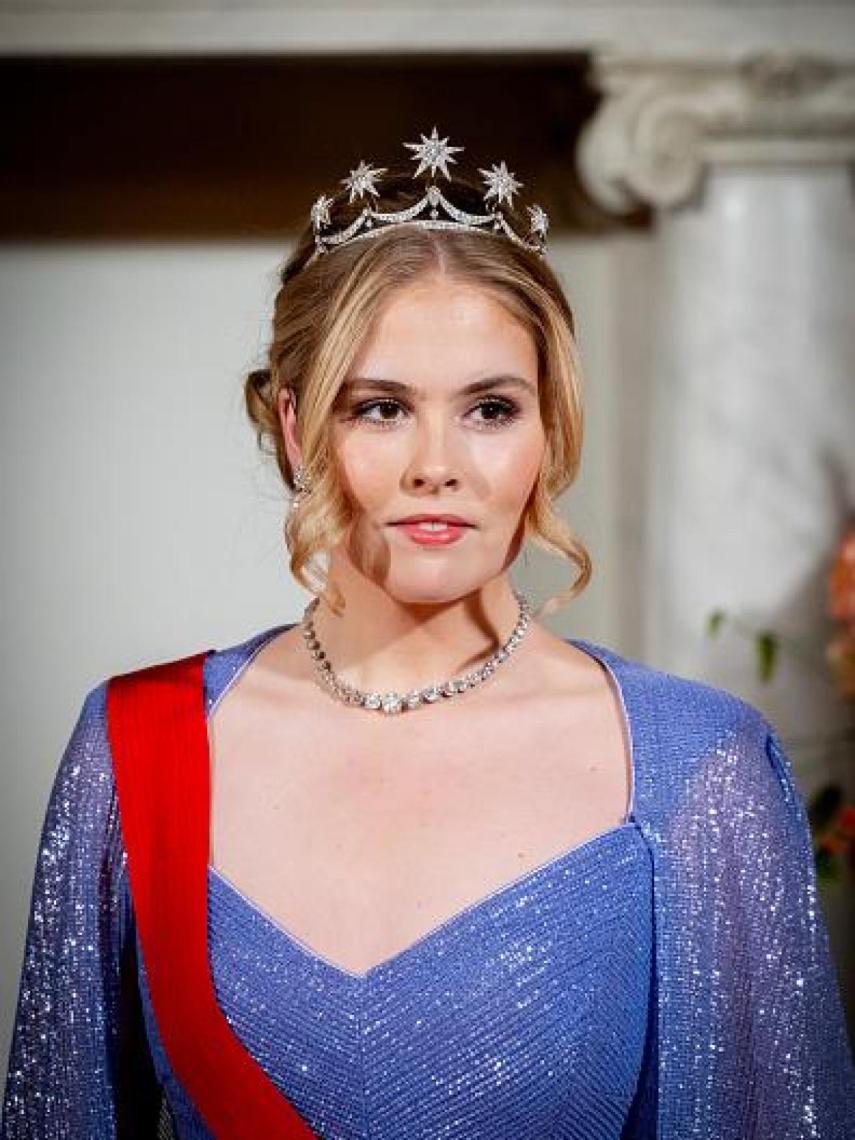 Amalia, con la tiara princesa que Máxima llevó en su boda.