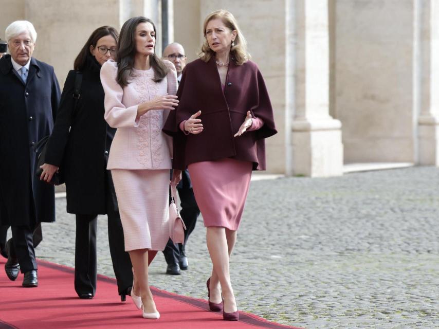 Letizia ha estrado un conjunto rosa, a juego con Laura Mattarella.