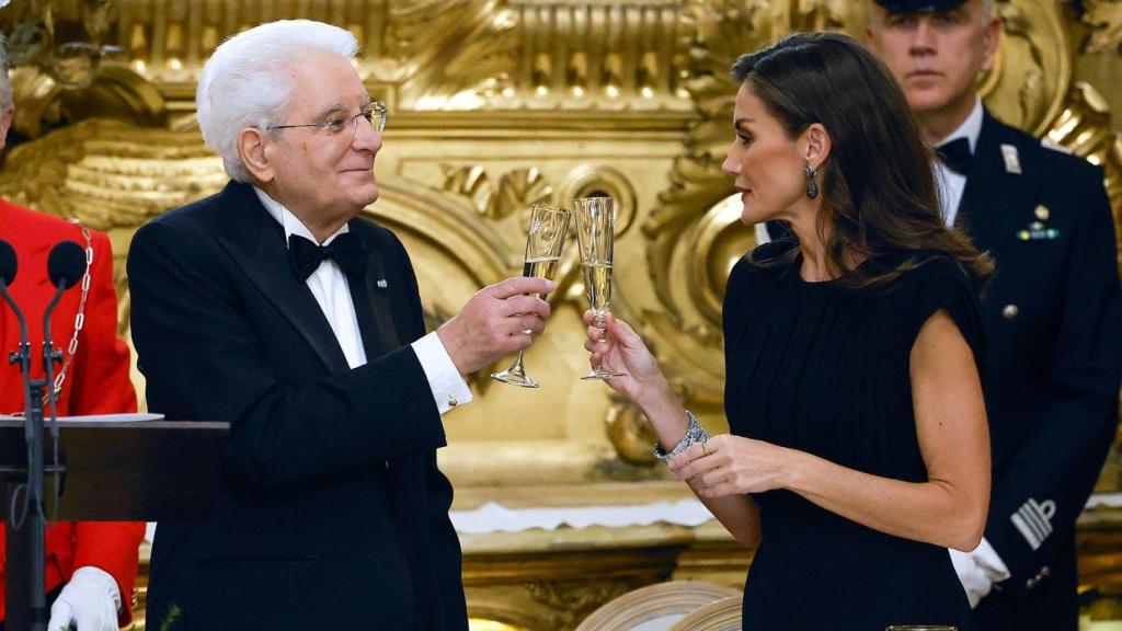 La Reina brinda con el presidente italiano.