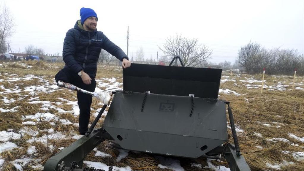 En un campo nevado de la región de Cherníguiv veteranos de guerra ucranianos con discapacidades o mutilaciones reciben instrucción en el manejo de vehículos de desminado.