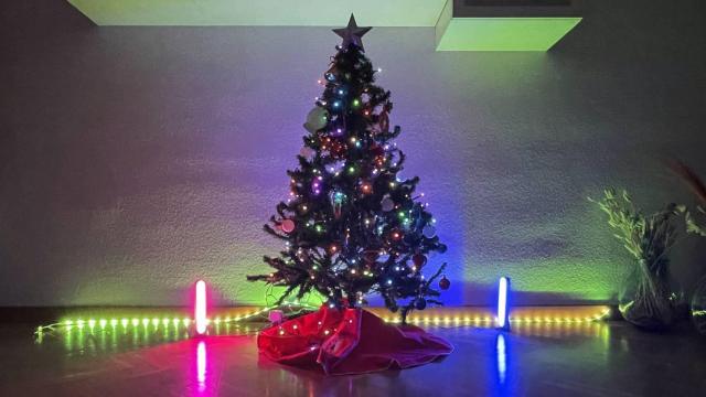 El árbol de Navidad con las luces de Philips HUE.