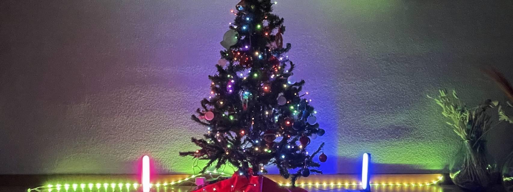 El árbol de Navidad con las luces de Philips HUE.