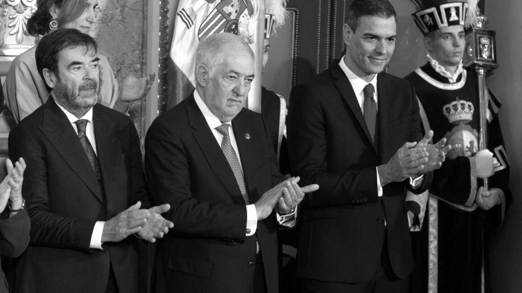 Pedro Sánchez junto al presidente del Tribunal Constitucional y el expresidente del CGPJ.