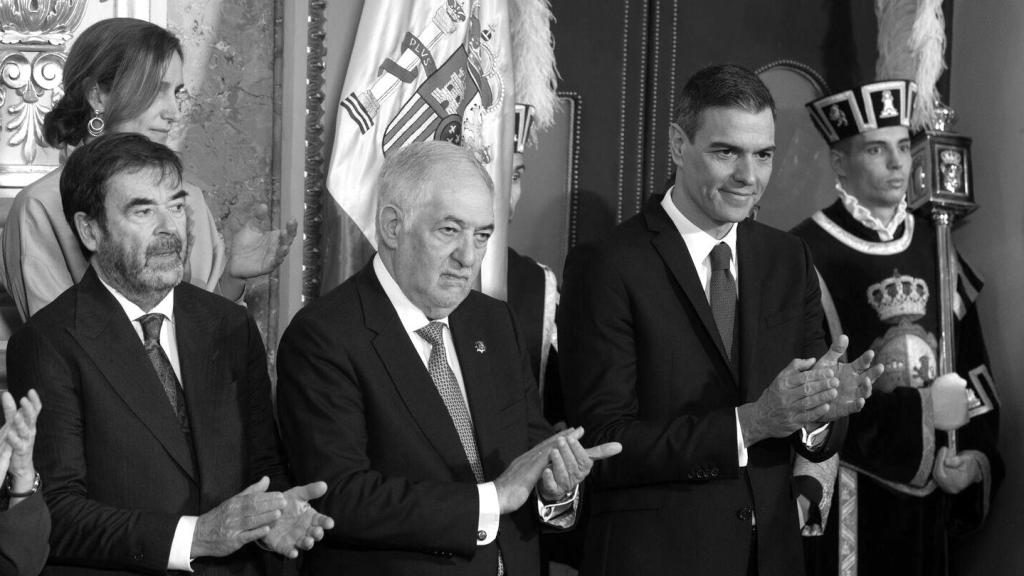 Pedro Sánchez junto al presidente del Tribunal Constitucional y el expresidente del CGPJ.