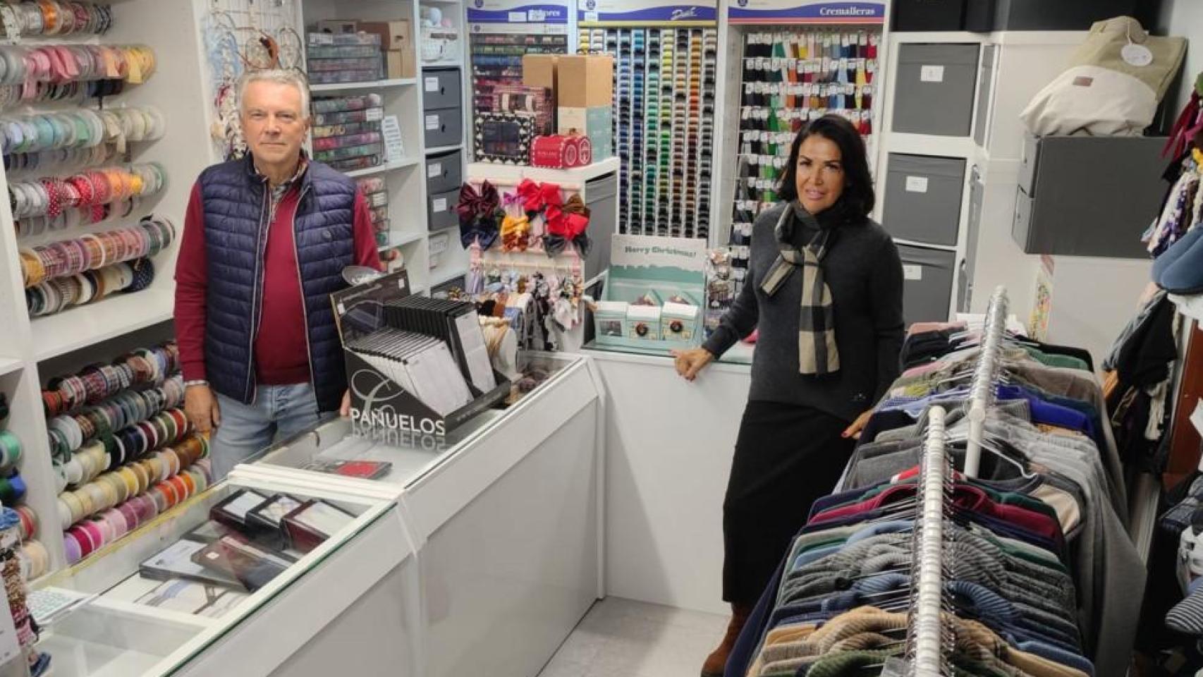 Julio Pardo Otero y Elvira Amil en el sótano de la mercería-lencería Otero de A Coruña.