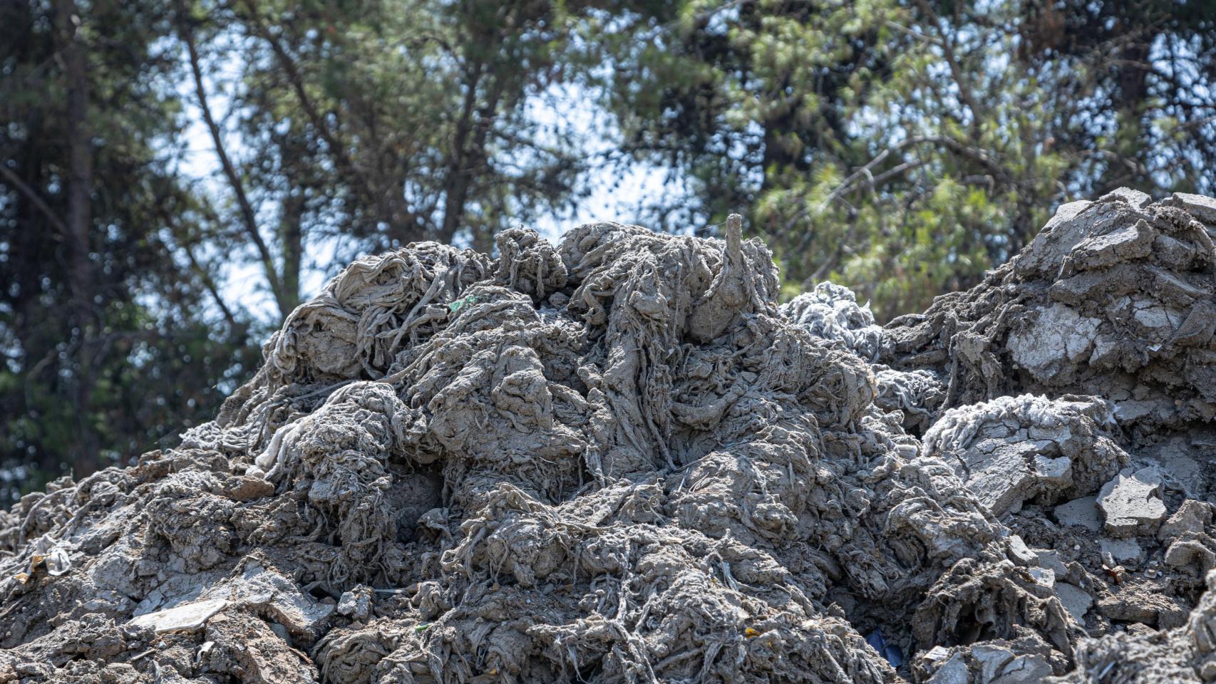 Montaña de toallitas húmedas en las instalaciones de EMASESA.