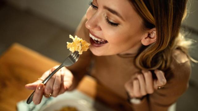 Mujer comiendo.