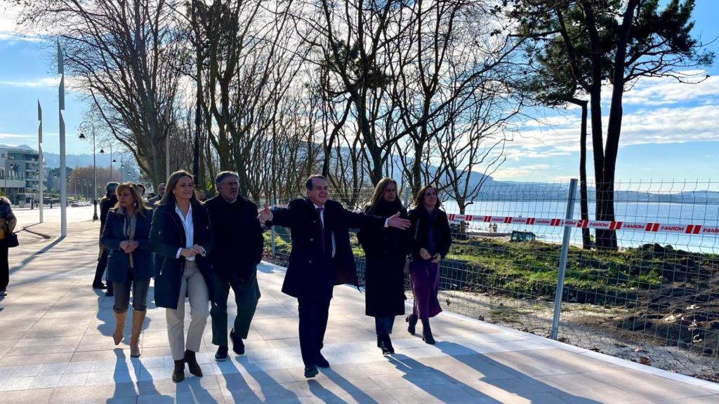 Visita a la humanización de la Avenida de Samil, en Vigo, por parte de las autoridades.