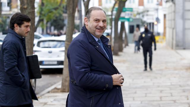 El exministro de Transportes José Luis Ábalos a su llegada al Tribunal Supremo en diciembre de 2024..