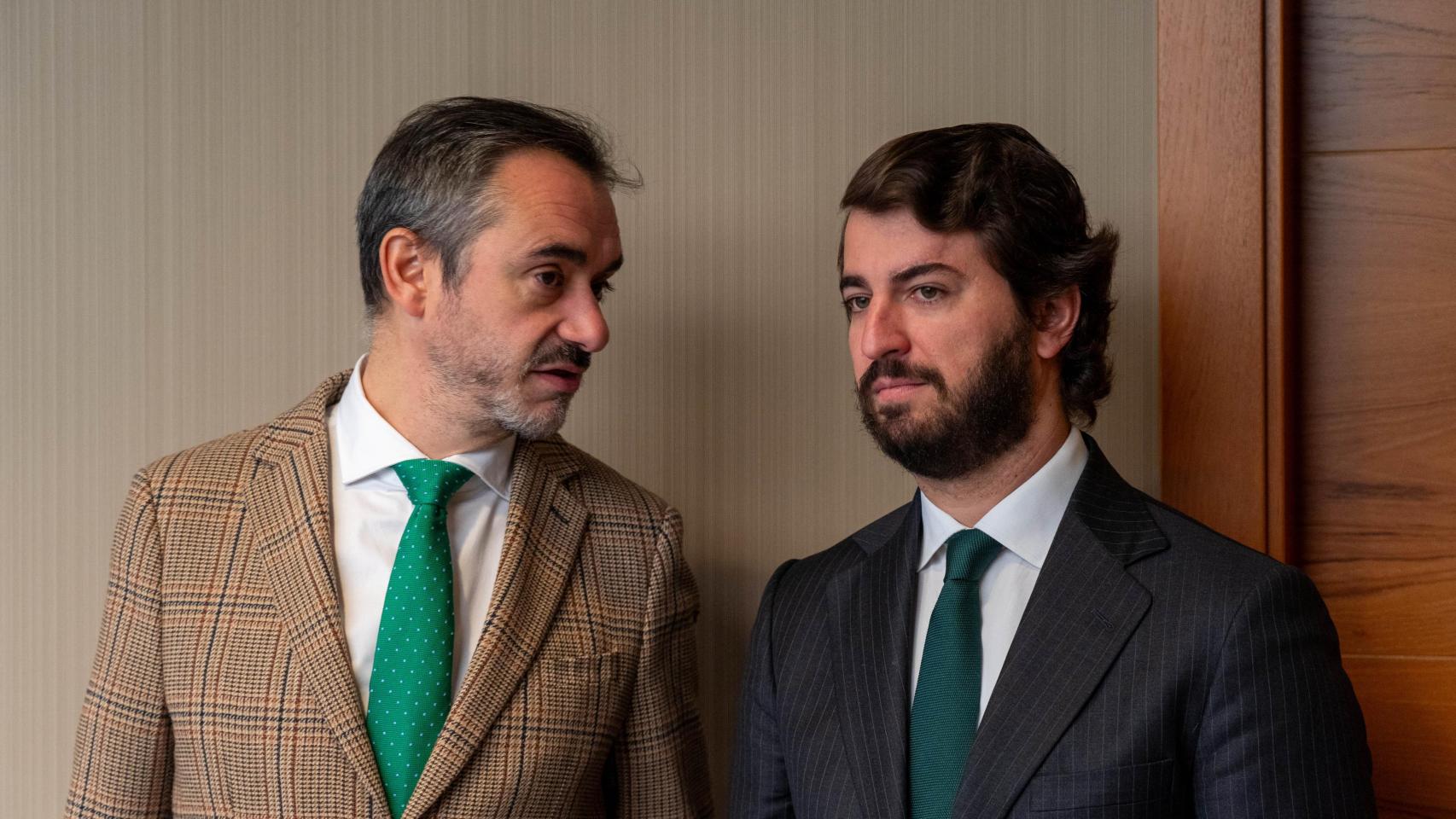 El portavoz de Vox, Juan García-Gallardo, junto al procurador de Vox, David Hierro