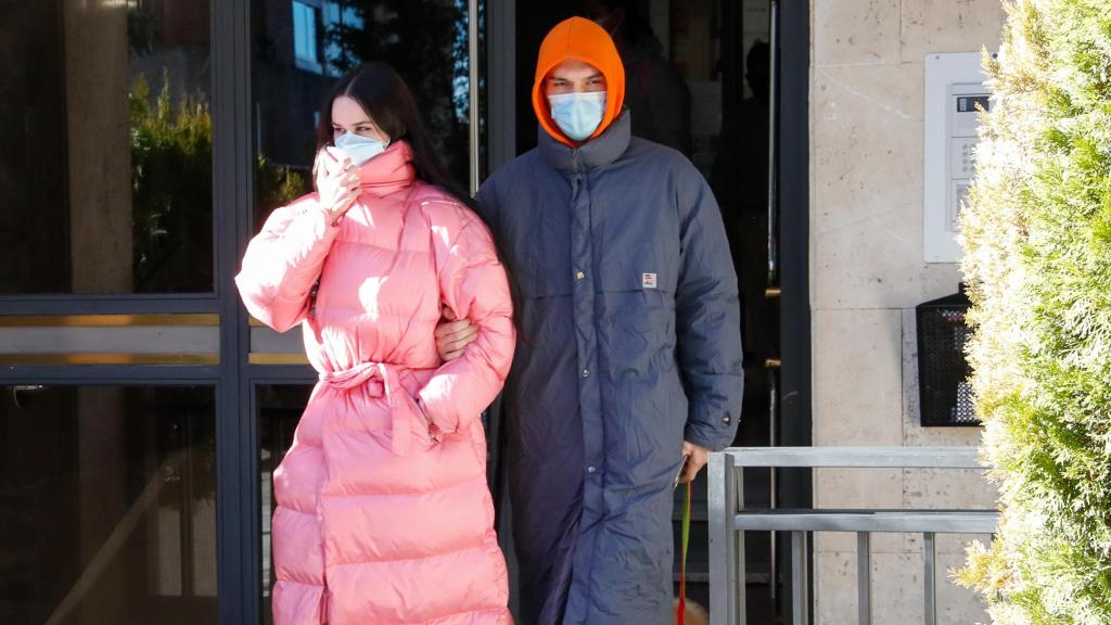 María Iborra y Rafael García, saliendo del domicilio de Verónica Forqué, en 2021.