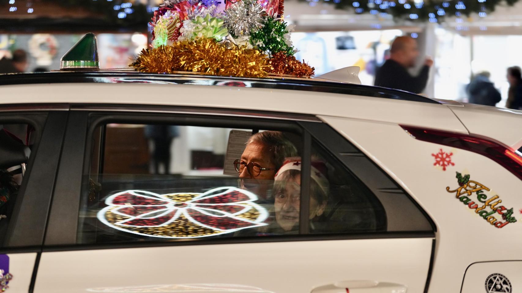 Cabalgata Solidaria Abuelitos 2024 de los taxistas de Valladolid en la que unas 70 personas mayores disfrutan de la iluminación navideña