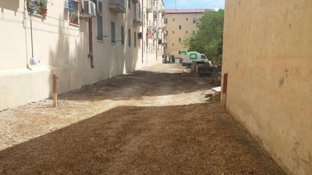 Vista trasera de la calle Víctor Espinós de Alcoy, donde se ha producido el incendio.