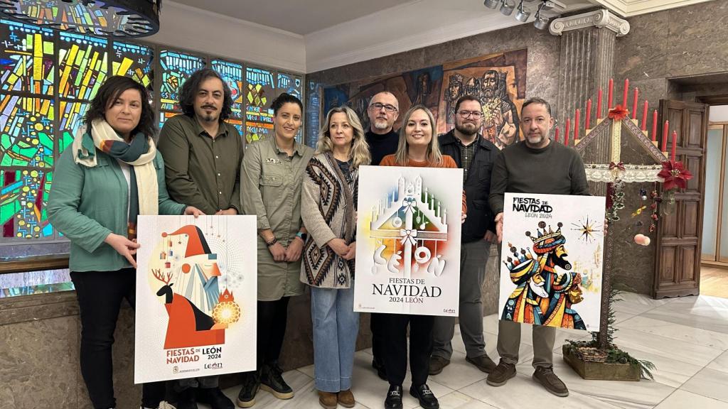 Imagen del cartel ganador junto al segundo y tercer puesto en el concurso