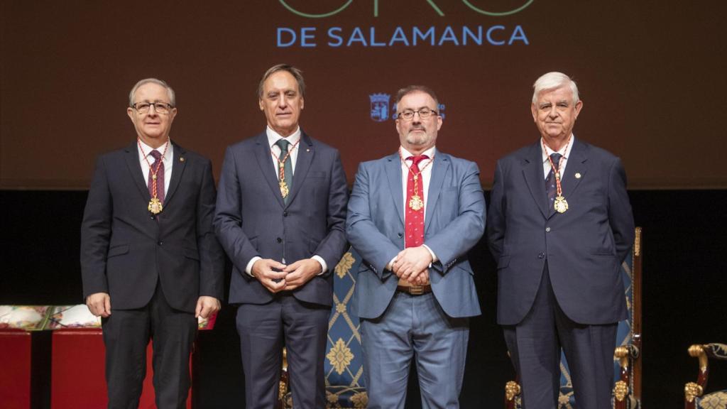 La Corporación Municipal asiste a la ceremonia de entrega de las Medallas de Oro de Salamanca 2024 a la Fundación Aviva, el actor José Antonio Sayagués y el empresario y filántropo Godofredo García