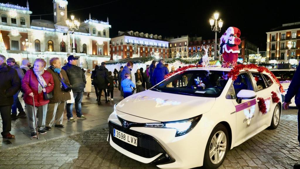 Cabalgata Solidaria Abuelitos 2024 de los taxistas de Valladolid en la que unas 70 personas mayores disfrutan de la iluminación navideña