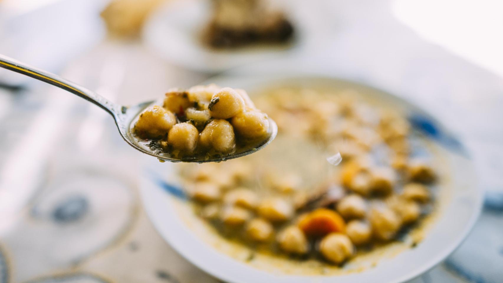 Una  cuchara con garbanzos.