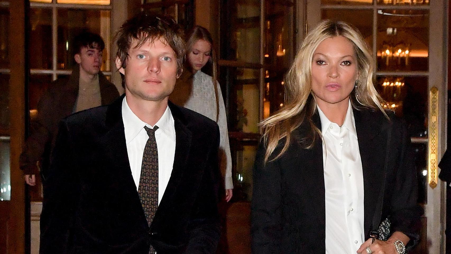 Kate Moss y su novio Nikolai en un evento público.