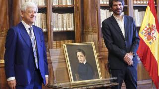 El presidente de la Fundación Giner de los Ríos, José García Velasco, y el ministro de Cultura, Ernest Urtasun, ante el cuadro restituido hoy en la BNE. Foto: J. P. Gandul/EFE
