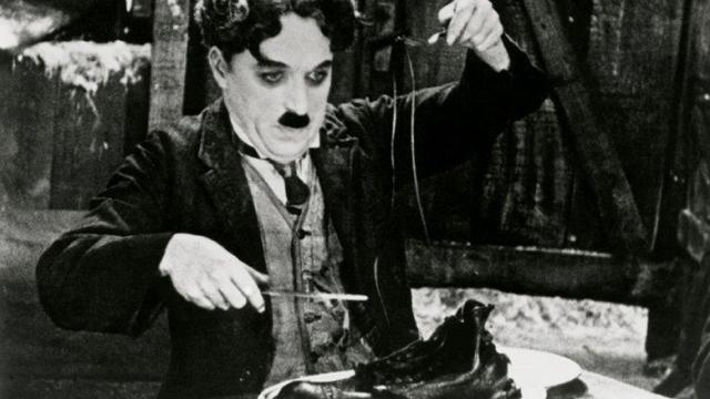 Charles Chaplin en la película 'La quimera del oro (1925)
