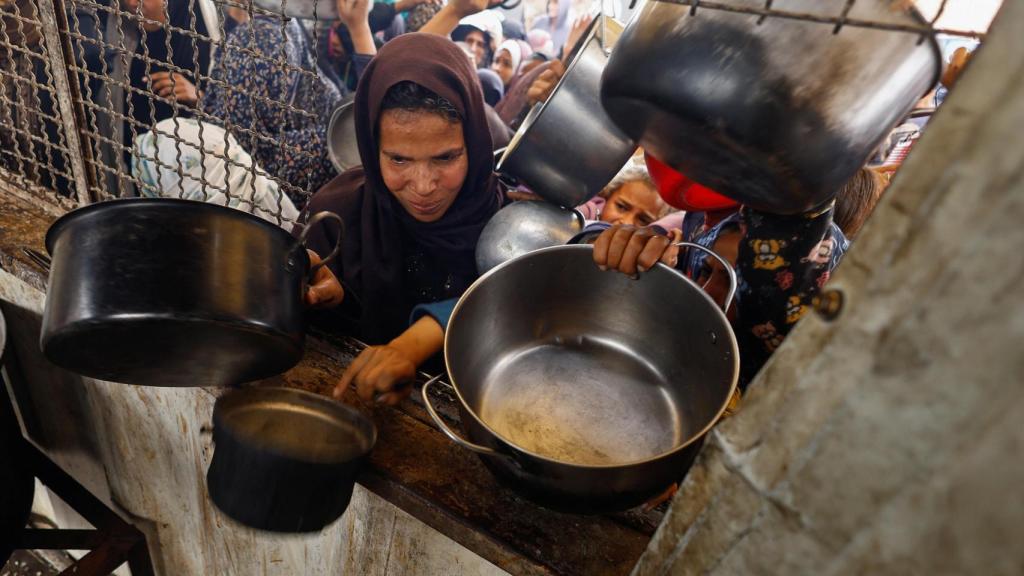 Palestinos  hacen cola en una cocina solidaria en Khan Younis, al sur de la Franja de Gaza.