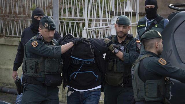 Detención en Barcelona de un presunto yihadista por agentes de la Guardia Civil, en enero de este año.