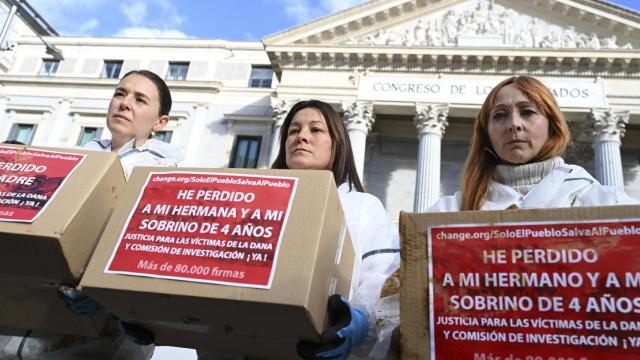 Tres familiares de fallecidos en la DANA de Valencia, este jueves a las puertas del Congreso.