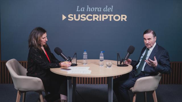 El director de EL ESPAÑOL, Pedro J. Ramírez, este jueves en La Hora del Suscriptor, junto a Puri Beltrán.