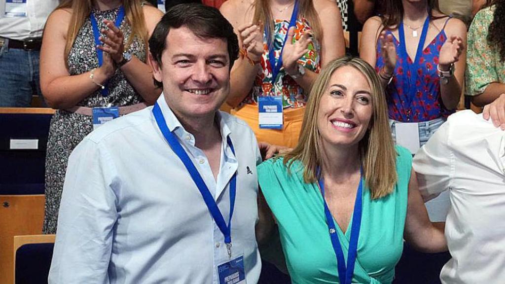 Alfonso Fernández Mañueco y María Guardiola posan juntos en el 13º Congreso Autonómico del PP de Extremadura.