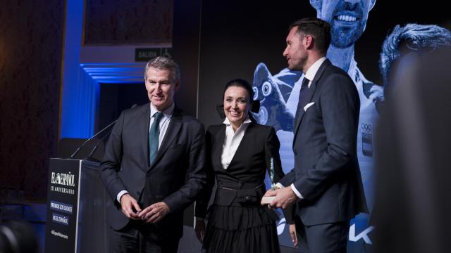 El presidente del PP, Alberto Núñez Feijóo, la vicepresidenta de EL ESPAÑOL, Cruz Sánchez de Lara y el exjugador de baloncesto, Rudy Fernández, en Los Leones. Fotografía realizada con Leica Q3 43.