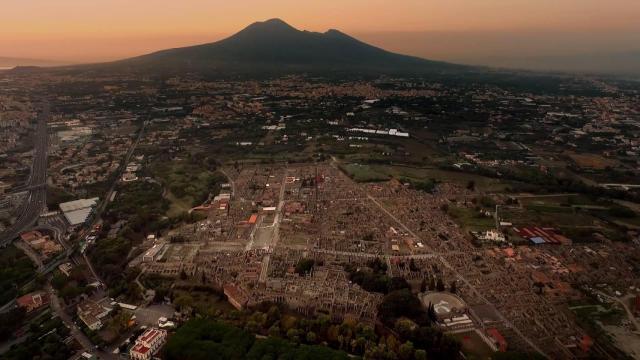 Imagen aérea del yacimiento de Pompeya en la actualidad, con el Vesubio al fondo. Foto: Parque Arqueológico de Pompeya