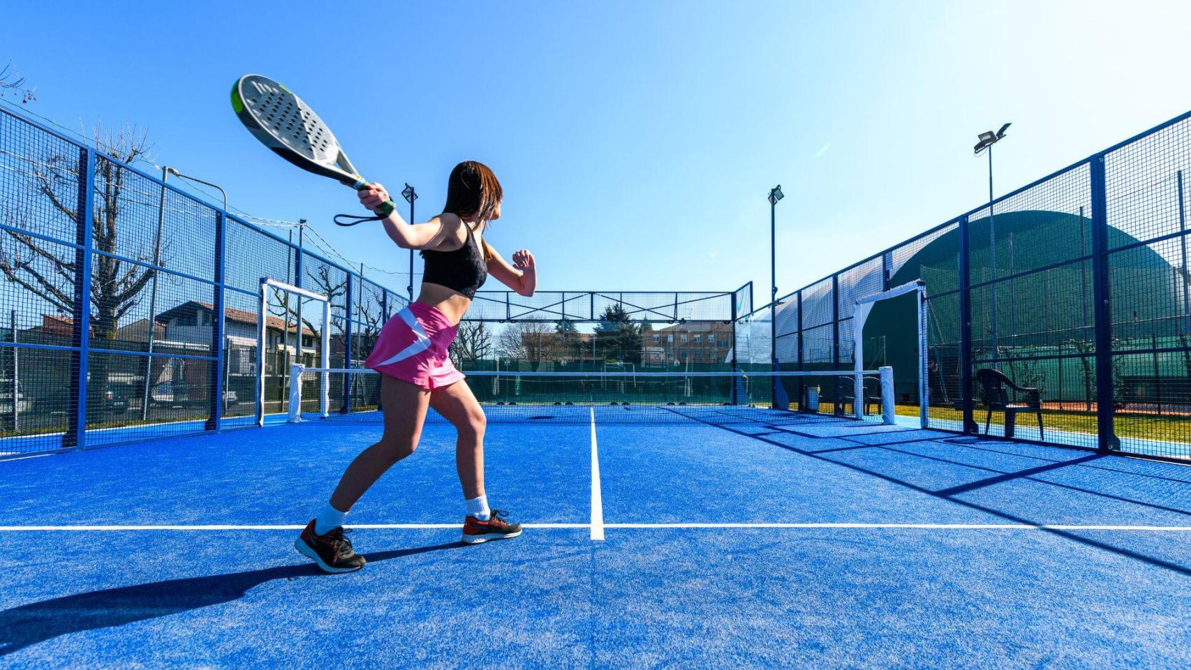 Una jugadora en una pista de pádel en una foto de archivo.