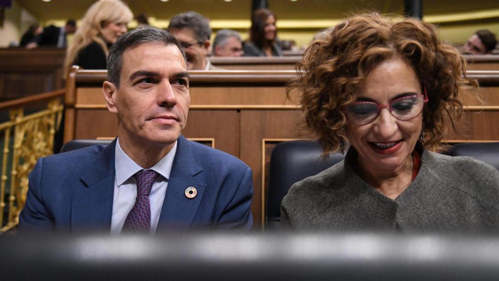 El presidente del Gobierno, Pedro Sánchez y la vicepresidenta primera y ministra de Hacienda, María Jesús Montero.