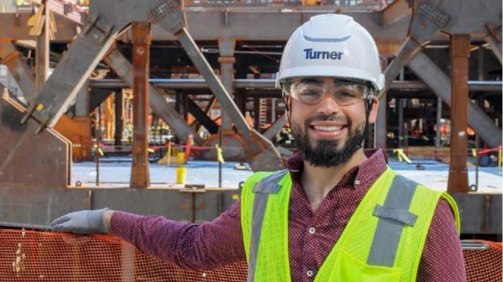Un trabajador de Turner Construction Company.