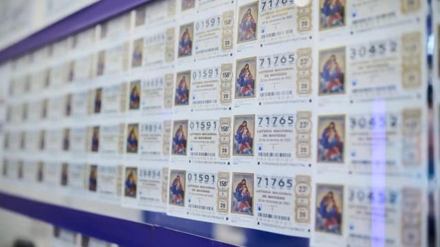 Décimos de Lotería de Navidad en una administración.