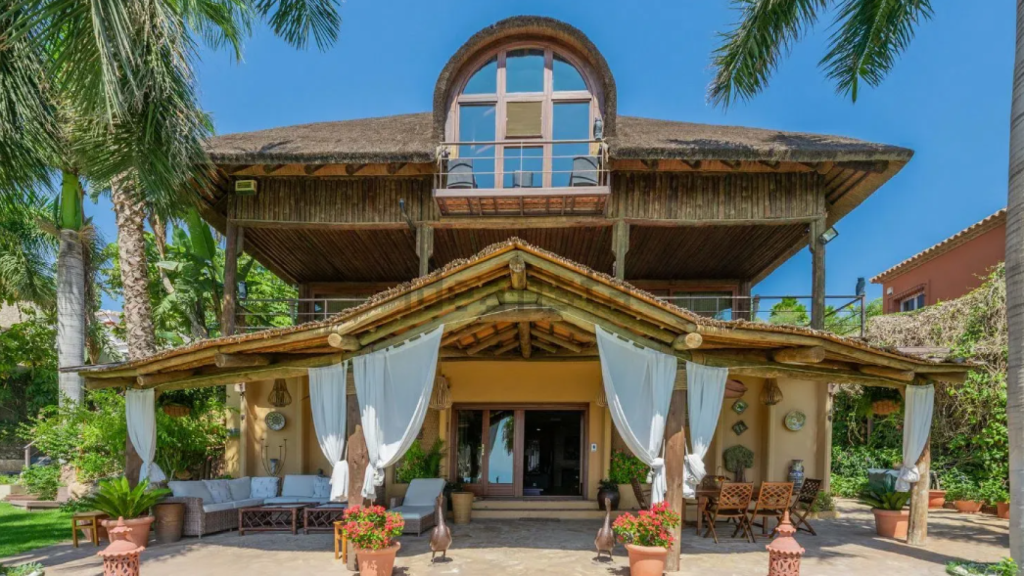 Imagen de la villa balinesa que se alquila en Málaga.