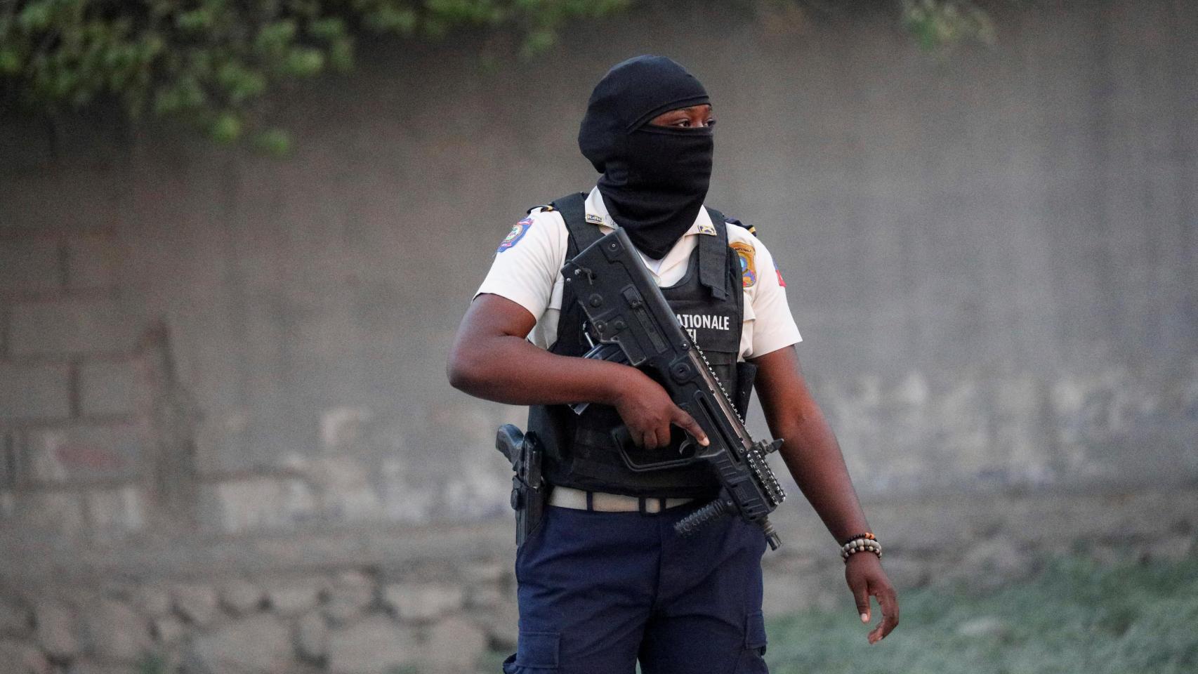Una oficial de Policía a la entrada del aeropuerto internacional de  Toussaint Louverture en Puerto Príncipe.