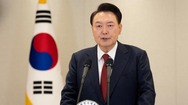 El presidente de Corea del Sur Yoon Suk-yeol en un mensaje dirigido a la nación este jueves.